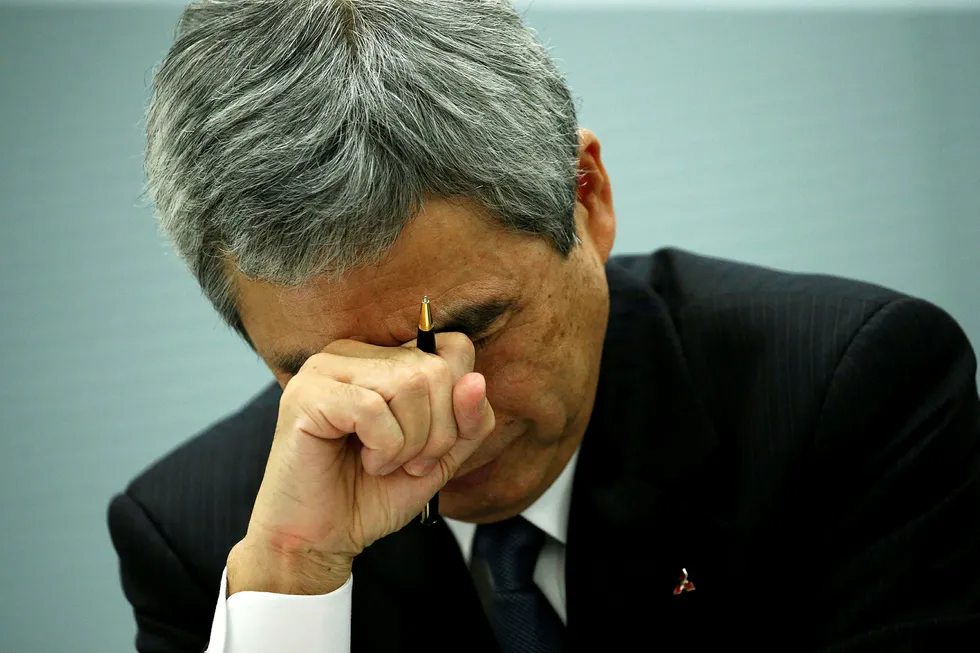 Direktør Kazumasa Hori hos Mitsubishi Shindoh gråt foran kameraene på fredag og beklaget den siste næringslivsskandalen i Japan. Foto: Toru Hanai/Reuters/NTB Scanpix