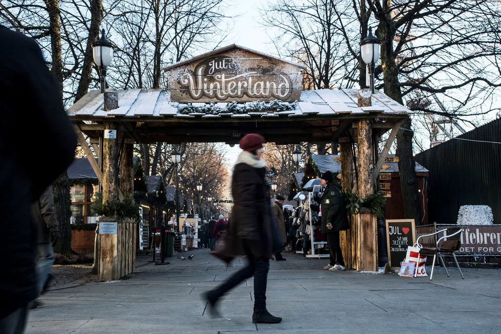 Julemarkedet i Spikersuppa i Oslo sentrum er det i år lagt inn myke elementer ved siden av kommersen: Eventyropplesning, julegaveverksted, snakkende elger og julenissen selv. Foto: Mariam Butt/NTB Scanpix