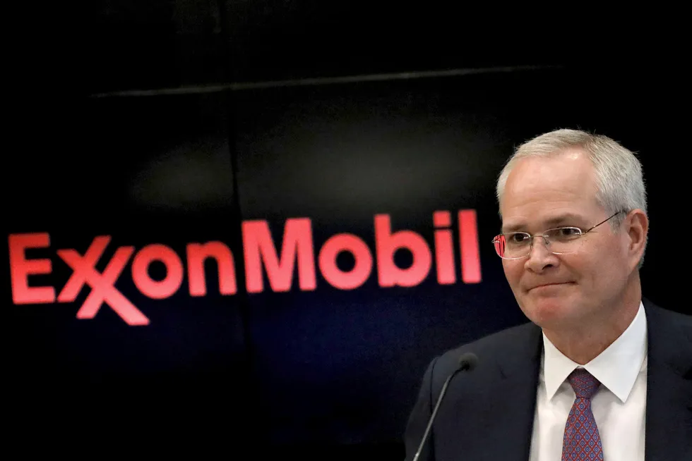 Exxon-sjef Darron Woods har i likhet med andre oljeselskaper hatt en dalende status i aksjemarkedet. I fjor røk selskapet ut av Dow Jones-indeksen etter 92 år og rapporterte et underskudd på 22 milliarder dollar, det første i selskapets historie.