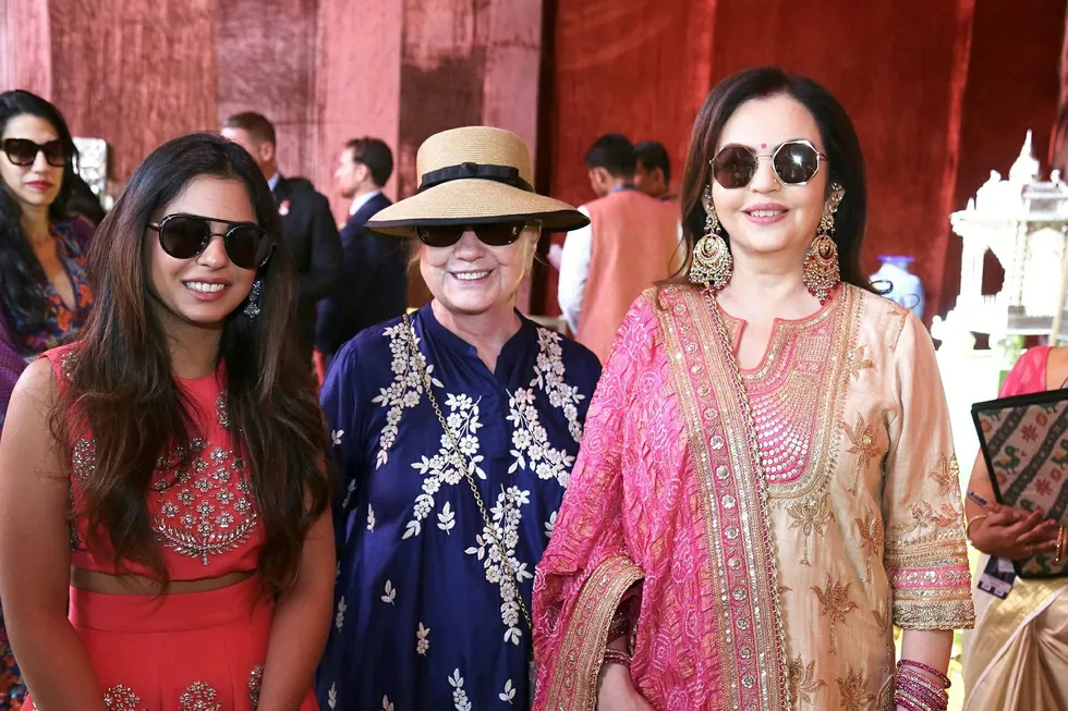 Tidligere utenriksminister Hillary Clinton er blant gjestene som er invitert til bryllupet når datteren til Asias rikeste mann gifter seg. Her sammen med Isha Ambani og hennes mor, Nita Ambani, under feiringen i helgen i Udaipur i Rajasthan.