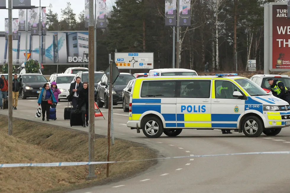 Landvetter flyplass utenfor Gøteborg er stengt etter funn av en mistenkelig gjenstand. Bildet er fra en lignende episode i mars 2016. Foto: TT NEWS AGENCY