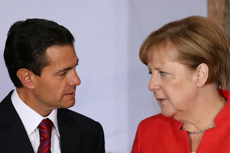 Tysklands forbundskansler Angela Merkel i samtale med Mexicos president Enrique Pena Nieto. REUTERS/Edgard Garrido Foto: EDGARD GARRIDO / REUTERS / NTB Scanpix