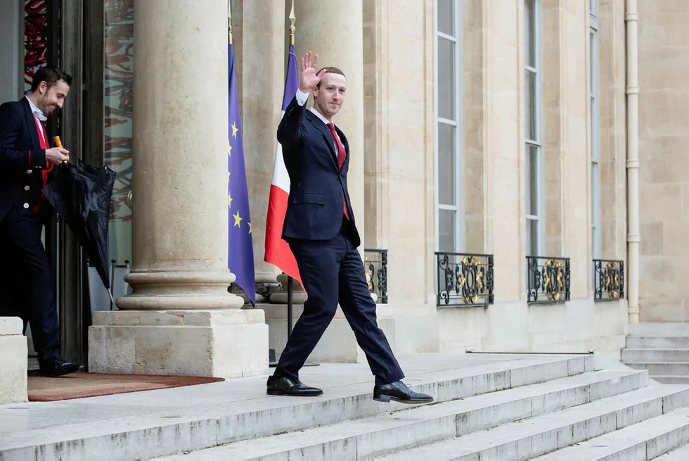 Mark Zuckerberg vinker i det han forlater Elyséepalasset i Paris etter et møte med Frankrikes president Emmanuel Macron i mai.