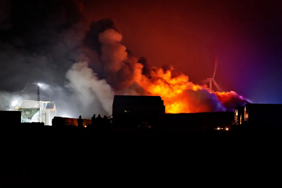 Onsdag kveld opplyste det landbaserte lakseselskapet Atlantic Sapphire at det brenner på selskapets anlegg i Hvide Sande i Danmark. Brannen skal ha oppstått like før klokken 20.30.