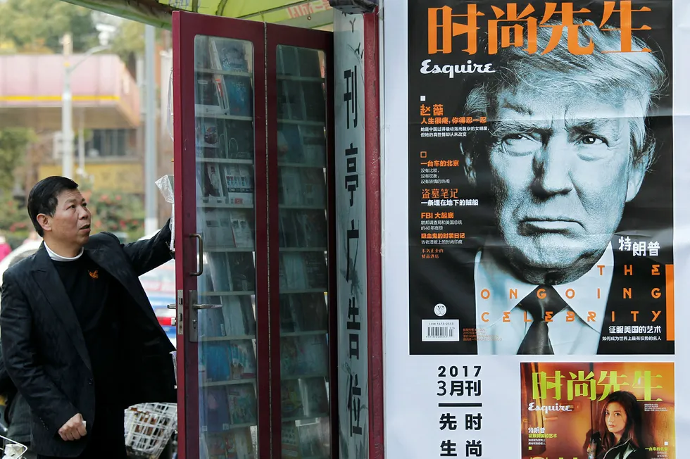 USAs president Donald Trump avbildet i en nyhetskiosk i den kinesiske byen Shanghai i forkant av møtet mellom Trump og Kinas president Xi Jinping. Foto: Chinatopix/AP/NTB Scanpix
