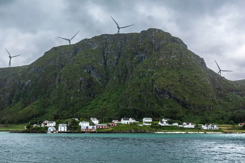 Haram vindpark på Haramsøya nord for Ålesund eies av finske Taaleri. Taaleri frykter nå at parken, som består av åtte vindmøller og som produserer 0,13 TWh årlig, kan gå konkurs. Her på fjellet over Ulla.