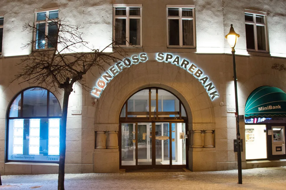 Hønefoss Sparebank er blant de mindre bankene som har fått kritikk fra Finanstilsynet for sitt arbeid innenfor antihvitvask, skriver artikkelforfatteren.