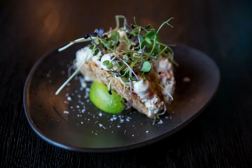 Løvtynt, supersprøtt tacoskjell møter saftig hummerfyll på Asia på Aker Brygge.