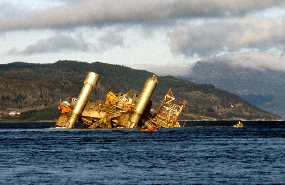 Alexander L. Kielland-plattformen kantret 27. mars 1980 på Ekofiskfeltet i Nordsjøen. 123 mennesker omkom. Her et bilde fra et av forsøkene på snuing av plattformen. Til slutt ble plattformen senket med 50 kilo sprengstoff, og sank på 712 meters dyp i Nedstrandsfjorden, nord for Stavanger.