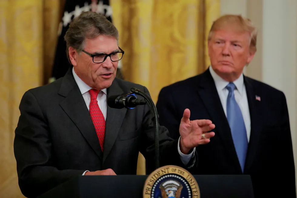 USAs energiminister Rick Perry går av. Her er han sammen med president Donald Trump.