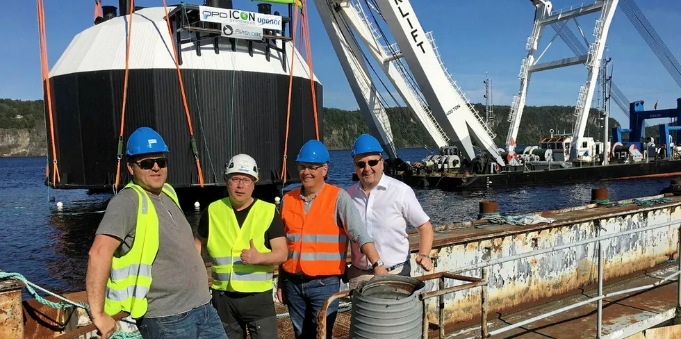 Globen, da den ble løftet på sjøen utenfor Bamble. Fra venstre: Arne Berge i Fishglobe, Kari Karjalainen fra Uponor Infra, Tor Hellestøl fra Fishglobe og Geir Are Berg fra Uponor Infra.