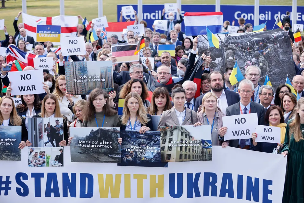 Medlemmer av Europarådets parlamentarikerforsamling demonstrerer mandag mot krigen i Ukraina i Strasbourg.