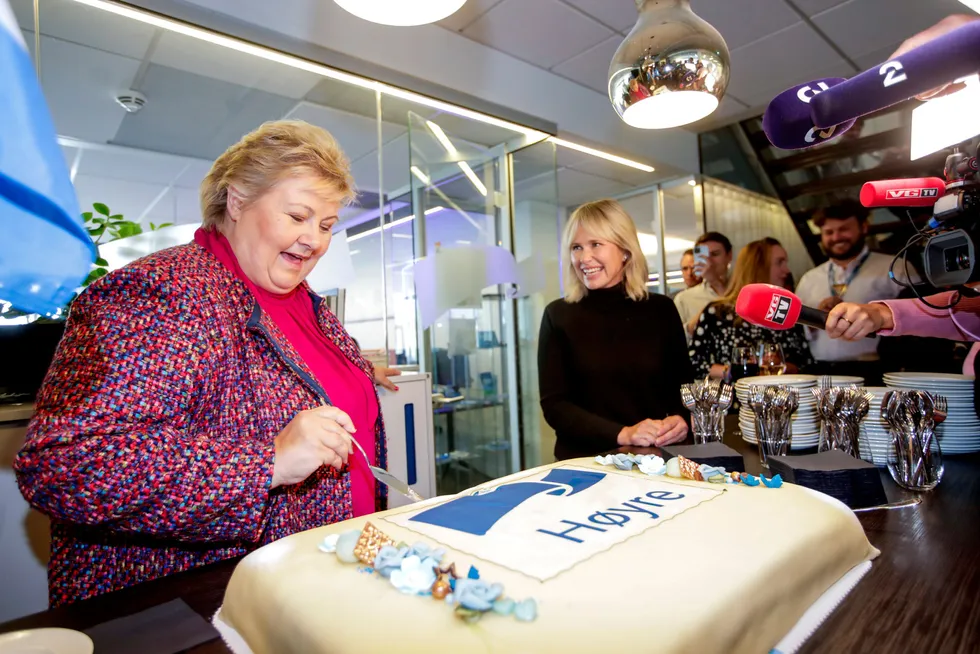 Høyre-leder Erna Solberg feiret valget med kakespising på Høyres Hus sammen med blant annet ordførerkandidat Anne Lindboe tirsdag.