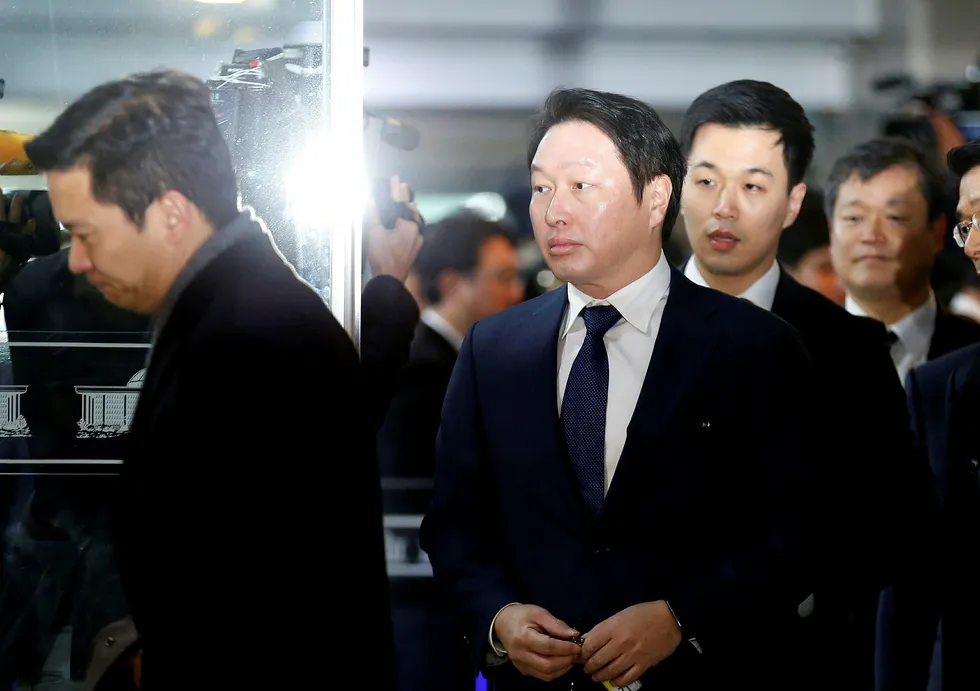 Styreformann Chey Tae-won i sørkoreanske SK Group har ønsket skilsmisse fra sin kone i flere år. Nå gir hun etter – i bytte mot et skilsmisseoppgjør verdt 11 milliarder kroner. Her ankommer Chey en parlamentshøring i Seoul i 2016.