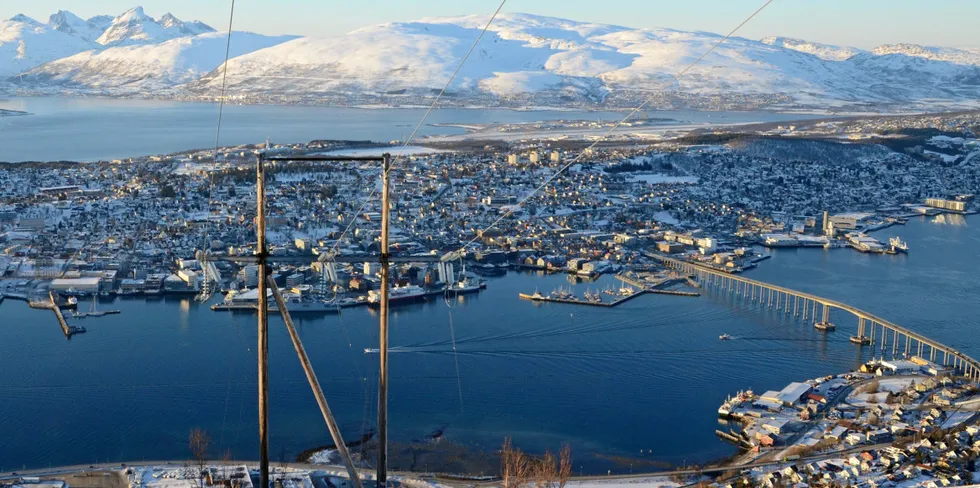 Kraftprodusentene i Tromsø og resten av NO4 får de beste prisene på åtte måneder mandag. Forbruikerne får hjelp av den nye innretningen på strømstøtten.