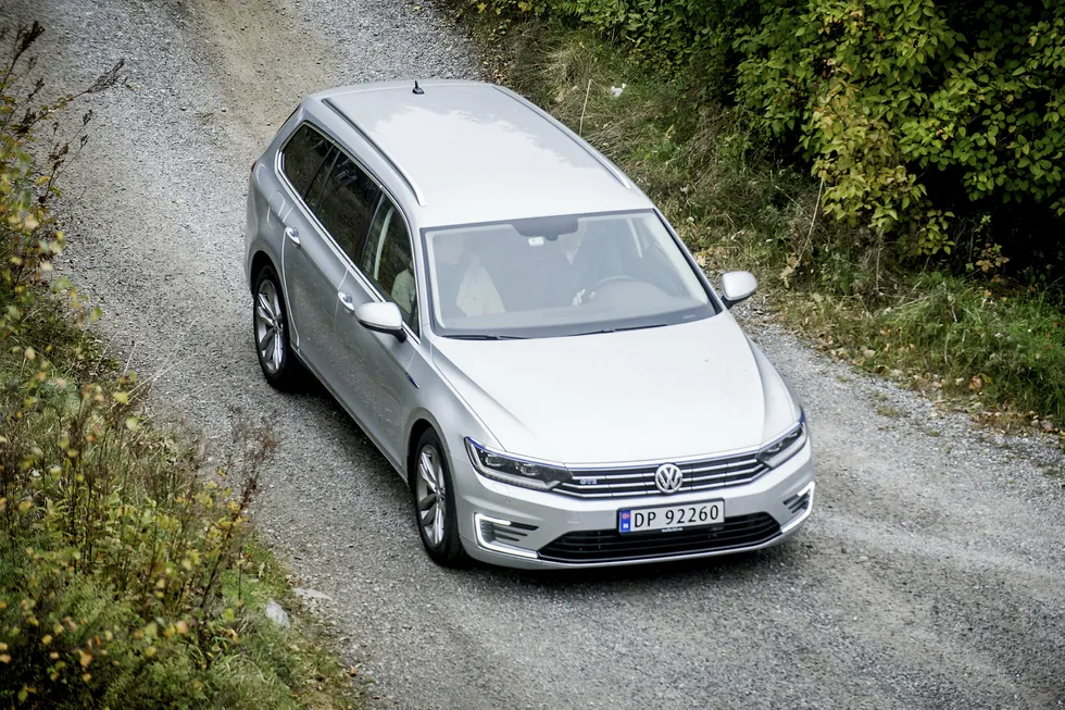 Volkswagen troner på salgstoppen for nye biler i Norge så langt i år med en markedsandel på 14,4 prosent. Bildet er av hybridmodellen Volkswagen Passat GTE. Foto: Gorm K. Gaare