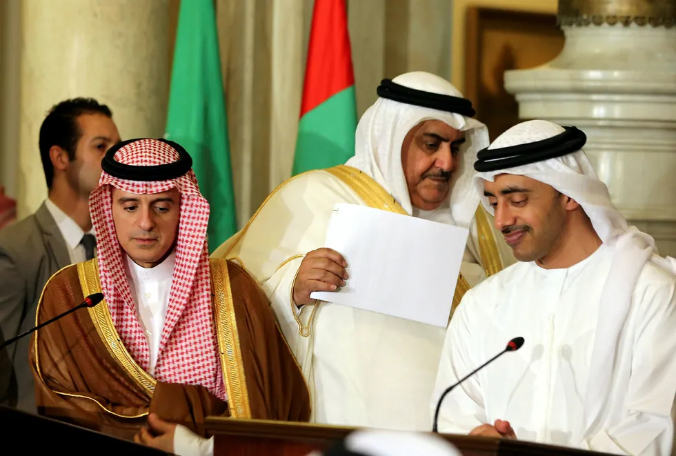 Utenriksministerne fra Saudi-Arabia (venstre), De forente arabiske emirater og Bahrain snakker på pressekonferansen etter å ha diskutert den diplomatiske situasjonen med Qatar. Foto: Khaled Elfiqi/Reuters/NTB scanpix
