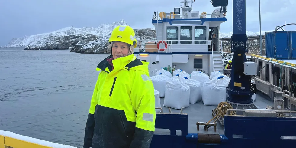 Produksjons- og salgssjef Katharina Mosseng på jobb i familiebedriften Lofoten Seafood.