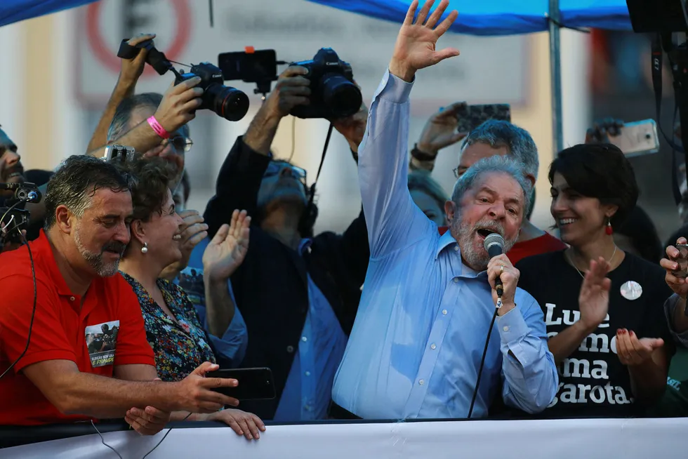 Luiz Inacio «Lula» da Silva på et valgmøte i Porto Alegre denne uken, sammen med tidligere president Dilma Rousseff (til venstre). Foto: Diego Vara/Reuters/NTB Scanpix
