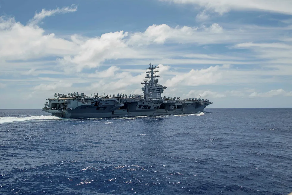 Arkivbilde av USS Nimitz fra juni i år. Ifølge iranske myndigheter skal fartøyet ha vært involvert i en «uprofesjonell konfrontasjon» i persiabukta fredag kveld. Foto: KELSEY J. HOCKENBERGER/US Navy/Reuters/NTB Scanpix.