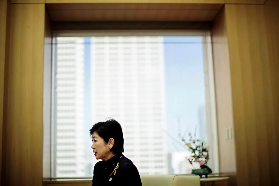 Yuriko Koike brøt ut fra regjeringspartiet og ble valgt som guvernør for Tokyo i fjor. I sommer gjorde det nyetablerte partiet hennes nesten rent bord i bystyrevalget. Foto: Behrouz Mehri/AFP/NTB Scanpix