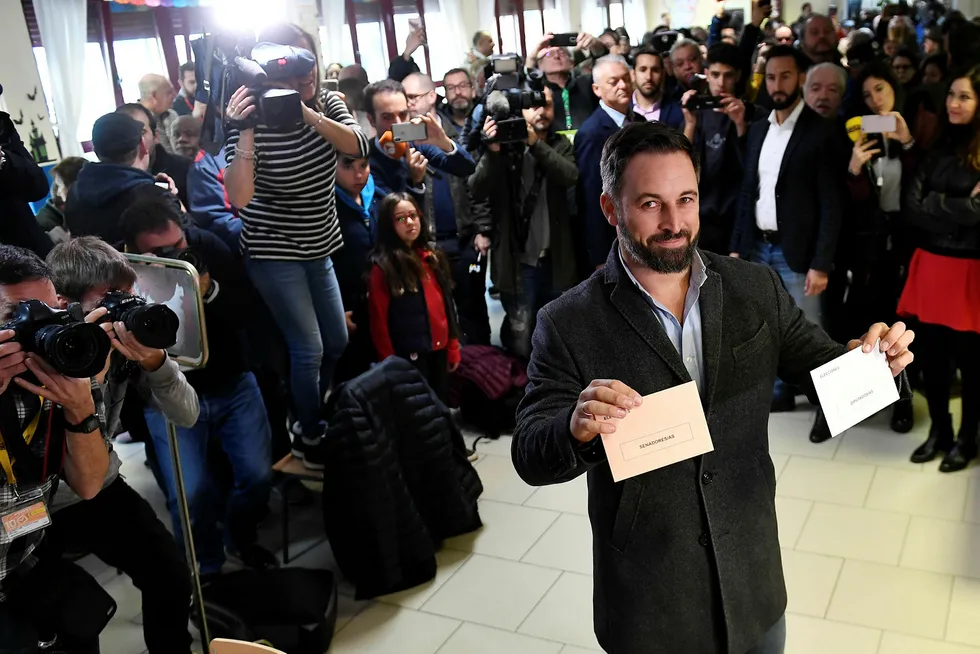 Vox' statsministerkandidat Santiago Abascal avbildet da han avla stemme i Madrid søndag.