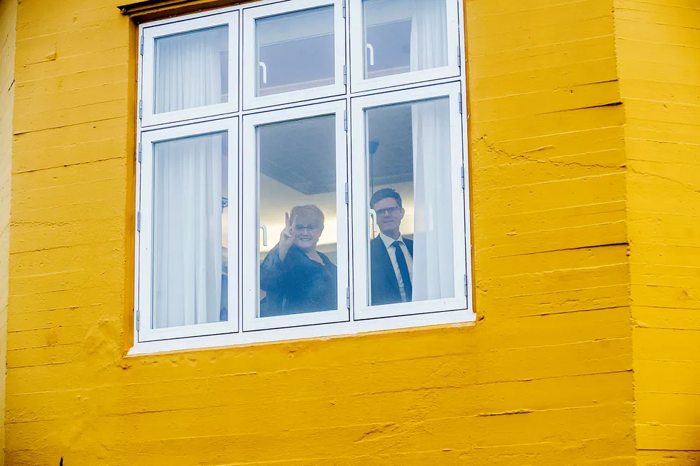 Venstres Trine Skei Grande og Terje Breivik virker optimistiske der de står i vinduet til Hotell Jeløy Radio hvor regjeringsforhandlingene startet tirsdag morgen. Foto: Gorm K. Gaare