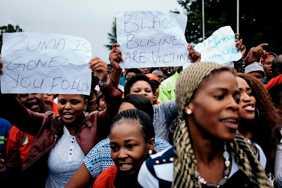 Streikende arbeidere ved kullgruven Optimum i Sør-Afrika, som eies av den kontroversielle Gupta-familien, demonstrerer mot eierne med slagord som «Zuma is gone – you follow». Gruveselskapet er nå på vei til skifteretten etter at Guptaene flyktet landet. Foto: MARCO LONGARI/AFP/NTB Scanpix