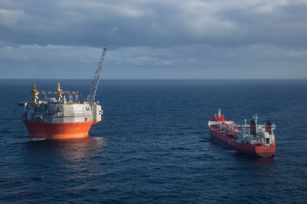 En gruppe aksjonærer har sendt inn forslag til Equinors generalforsamling om blant annet å stoppe all olje- og gassleting i norsk sektor av Barentshavet. Her fra Goliat-feltet i Barentshavet.