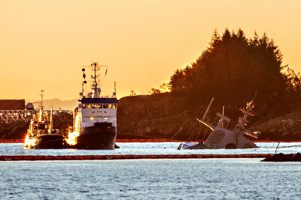 Fregatten KNM «Helge Ingstad» ligger havarert i Øygarden.