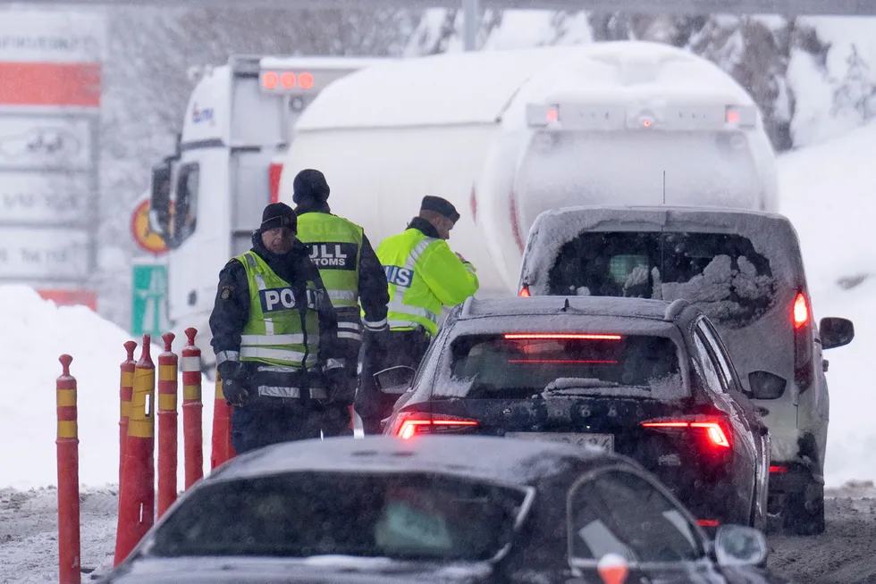 Reisende til Sverige må vise negativ koronatest ved passering på grensestasjonene.