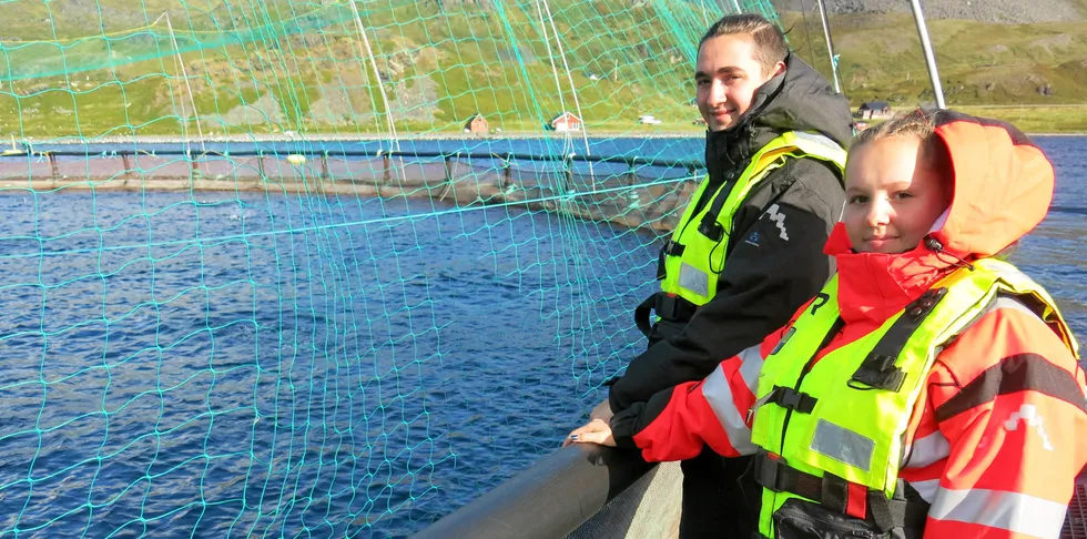 Skal ungdom satse på havbruk? Regjeringen har i hvert fall ingen spesiell tro på framtidsutsiktene i havbruksnæringen, ifølge den ferske havrapporten deres. På bildet Helen Paulsen og Marcos Zuniga, andreårselever ved Akvakulturlinjen Nordkapp maritime fagskole og videregående skole høsten 2018.