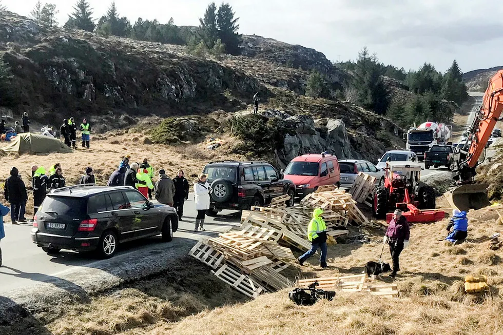 Arbeidet med vinmøllene på Frøya stanses midlertidig. Her fra protestene tidligere i år.