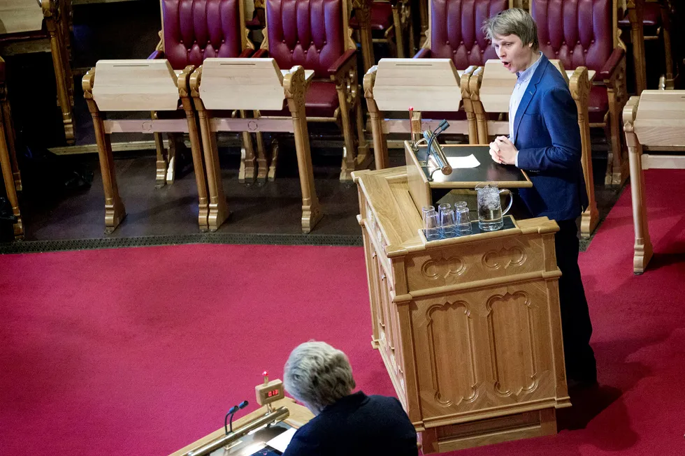 Arbeiderpartiets Åsmund Aukrust, her mens han stiller spørsmål til statsminister Erna Solberg, vil bare ha hjemmelagde klimakutt frem mot 2030. Foto: Ida von Hanno Bast