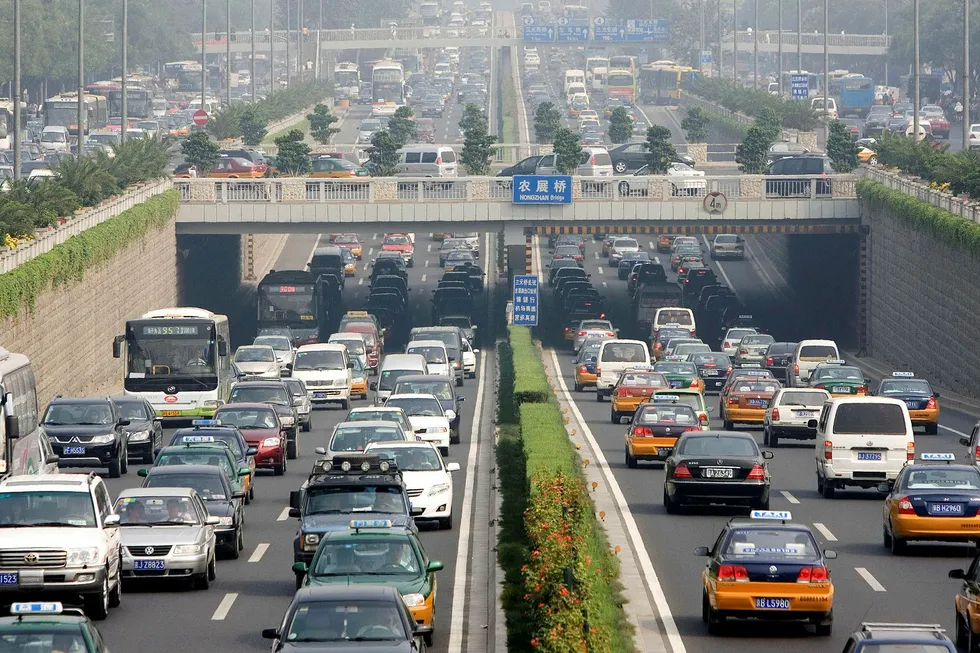 «Hvis Norge er ansvarlig for utslippene fra folk som kjører bil med norsk olje på tanken, er Kina ansvarlig for utslippene som oppstår når vi forbrenner produkter som er «made in China» i våre avfallsanlegg», skriver innleggsforfatteren. Bildet er fra Beijing. Foto: Ng Han Guan/AP/NTB Scanpix