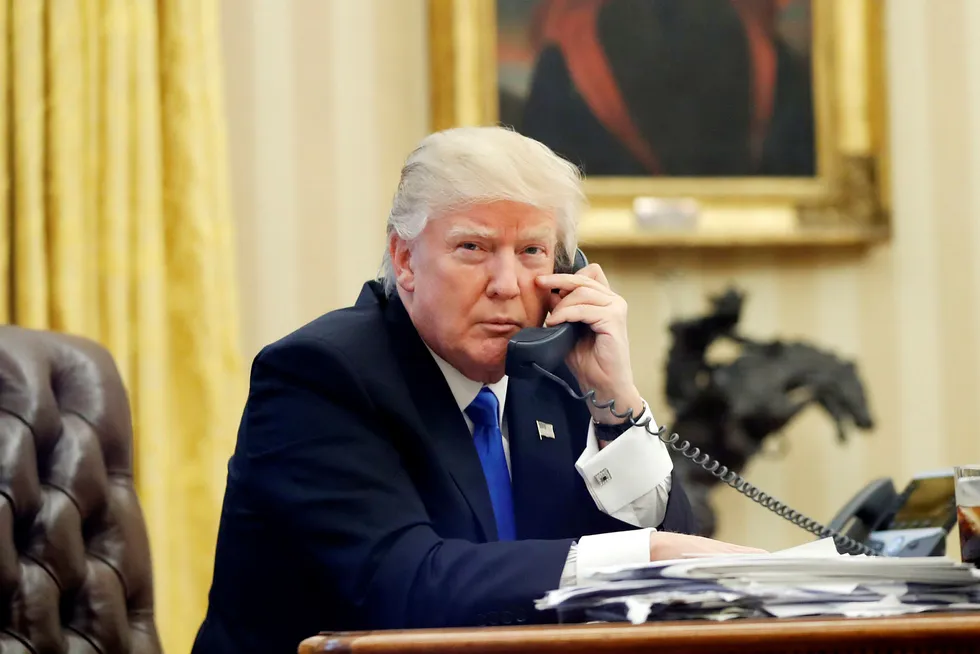 USAs president Donald Trump under en telefonsamtale med Australias stasminister Malcolm Turnbull denne uken. Foto: Alex Brandon/AP/NTB Scanpix