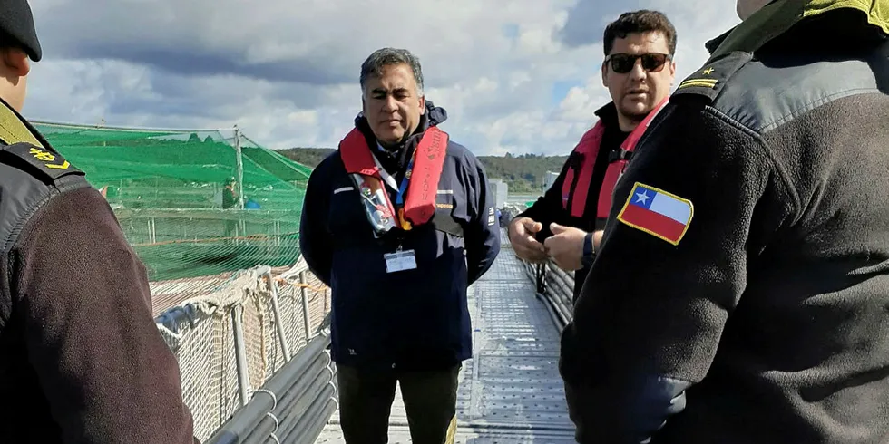 Myndighetenes representanter (fra marinen og fiskeridirektoratet) besøker Salmones Ayséns lokalitet Huito i kommunen Calbuco like ved Chiles laksehovedstad Puerto Montt.