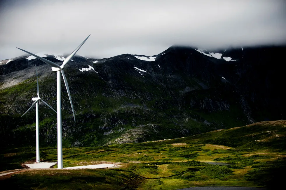I motsetning til avtaler og byråer, kan rett teknologi og infrastruktur gjøre det mindre fristende med en populistisk politikk som reduserer grønn kraftproduksjon eller handel med denne. Her fra Fakken vindpark på Vannøya. Foto: Thomas Haugersveen