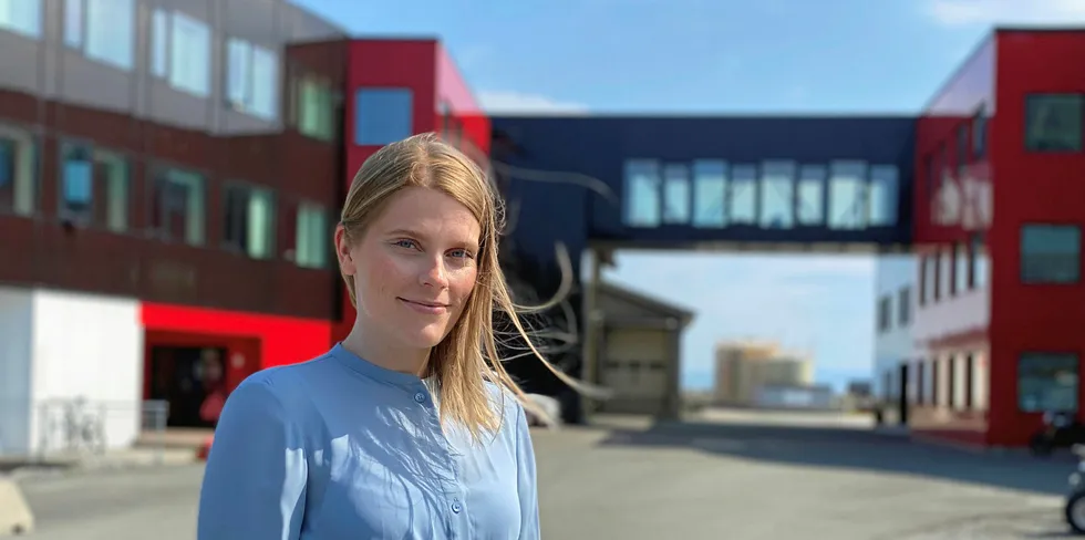 Kommunikasjonskoordinator i Nova Sea Anette Davidsen. Her er hun avbildet utenfor Nova Seas bygg på Lovund i Nordland.