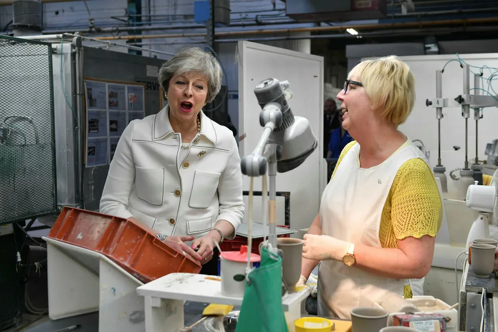 Statsminister Theresa May er klar på at det må bli hennes brexitavtale eller ingen avtale, og at Storbritannia uansett går ut av EU som planlagt den 29. mars. Hun kom med denne beskjeden under et fabrikkbesøk i Stoke-on-Trent mandag.
