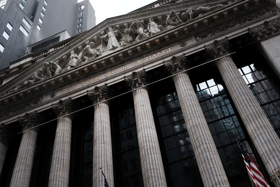 Wall Street falt fra start fredag, men ligger fortsatt an til solid oppgang denne uken.