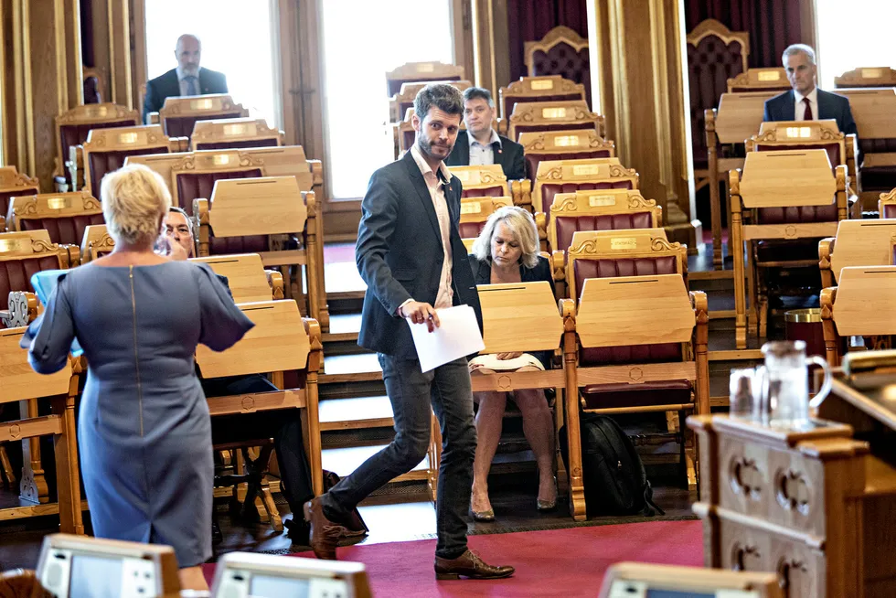 Rødt er i siget på meningsmålingene. Her er partileder Bjørnar Moxnes på vei til talerstolen på Stortinget. Foto: Aleksander Nordahl
