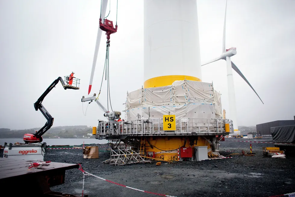 Sammenlignet med landbasert vindkraft er det om lag dobbelt så dyrt å bygge ut bunnfaste vindturbiner i nordsjøområdet i dag, skriver Magnus Korpås. Equinors havvindmøller monteres på Stord i 2017.