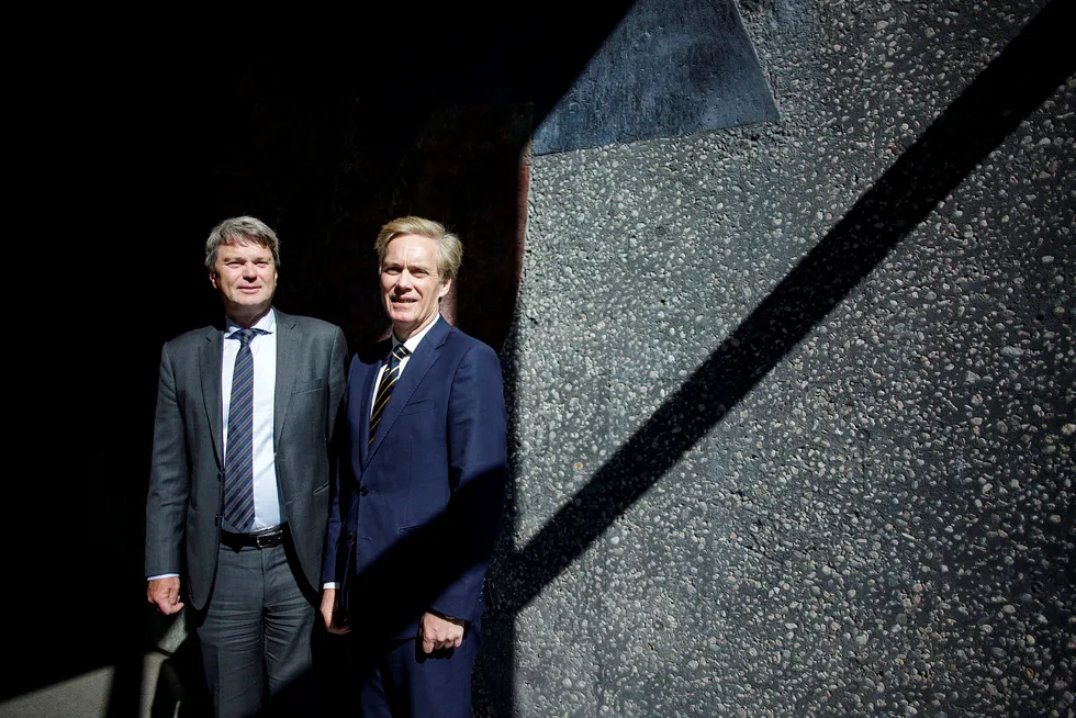 Advokat Sven Iver Steen (til venstre) i Arntzen de Besche og administrerende direktør Bjørn Østbø i Silver Forsikring har fått fire bud på Silvers portefølje. Foto: Javad Parsa