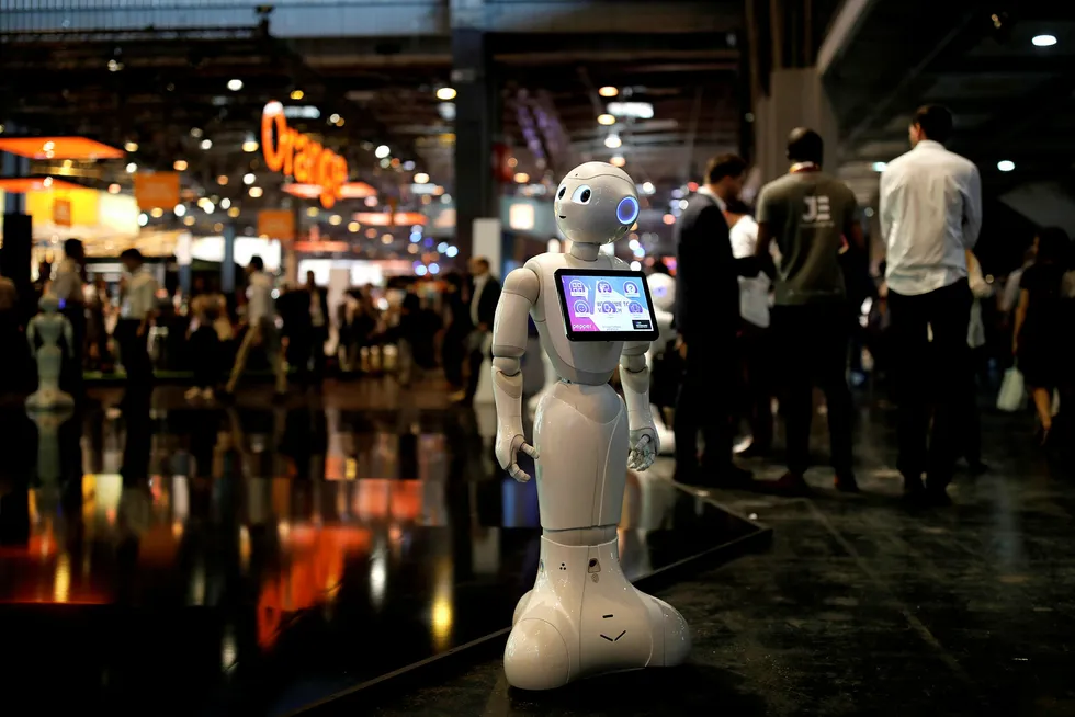 Den menneskelignende roboten var av typen «Pepper», som er utviklet i Japan av Softbank. De ansatte i Margiotta-butikken bestemte seg imidlertid for å kalle sin nye kollega for Fabio, og flere ansatte ble knyttet til roboten, som fikk sparken etter bare en uke på jobb. Foto: BENOIT TESSIER/Reuters/NTB scanpix