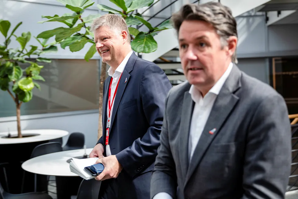 Norwegian-sjef Jacob Schram og finansdirektør Geir Karlsen (til høyre) har fastsatt tegningskursen for nye aksjonærer i selskapet til én krone. Tirsdag sluttet aksjen på 4,80 kroner.