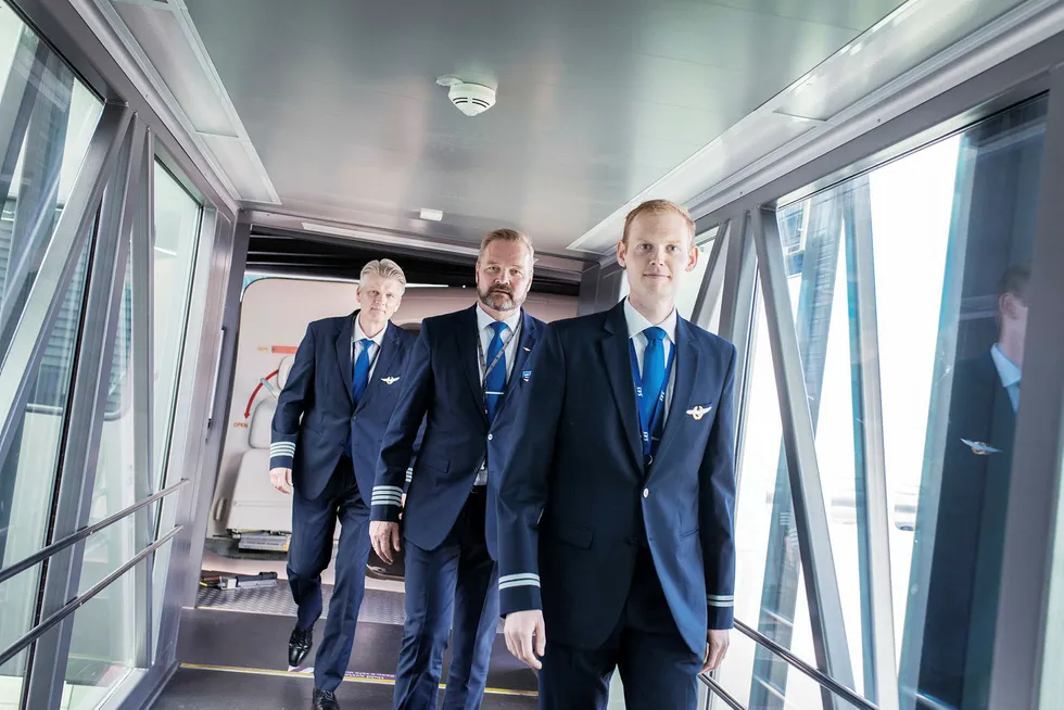 SAS-pilot Martin Schøyen Welle (til høyre) har fått oppsigelse etter koronakrisen, men kollega Morten Christiansen håper han får fortsette hvis kollegene gjør en dugnad. Bakerst: Pilot og hovedvernombud Jo Sirum, som merker stor støtte for en dugnad.