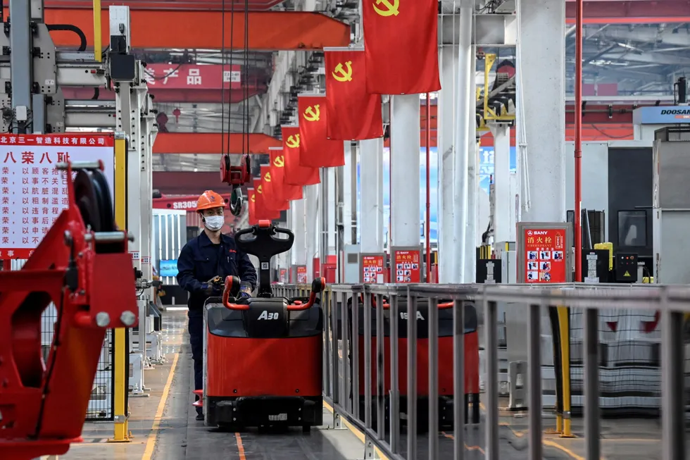 Kina har lagt bak seg et kvartal med svakere vekst. Utfordringene står i kø. Produsentprisene har ikke vært høyere siden 1995 og bankenes utlånsvekst er den svakeste på nesten 20 år. Her fra fabrikklokalene til tungmaskinprodusenten Sany i Beijing i midten av oktober.
