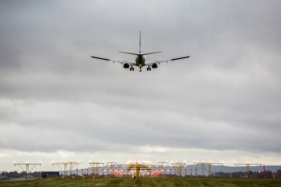 Et fly går inn for landing på Gardermoen. Flytrafikken i og til og fra Norge blir trolig ikke påvirket av forsinkelsene i Europa. Foto: Paul Kleiven/NTB Scanpix