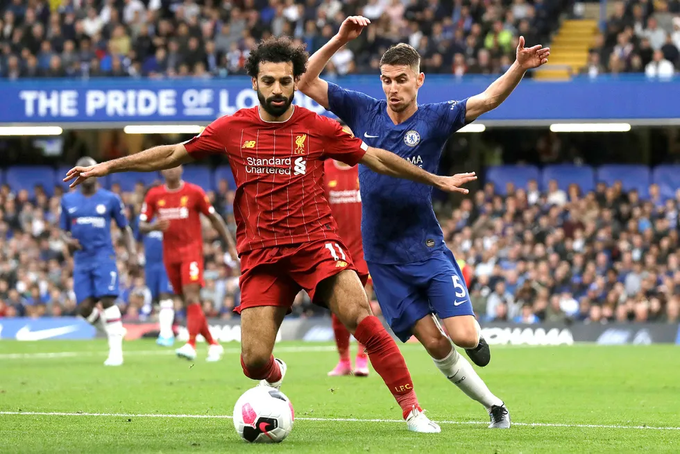 Liverpools Mohamed Salah, til venstre, og Chelseas Jorginho kjemper om ballen på Stamford Bridge søndag.